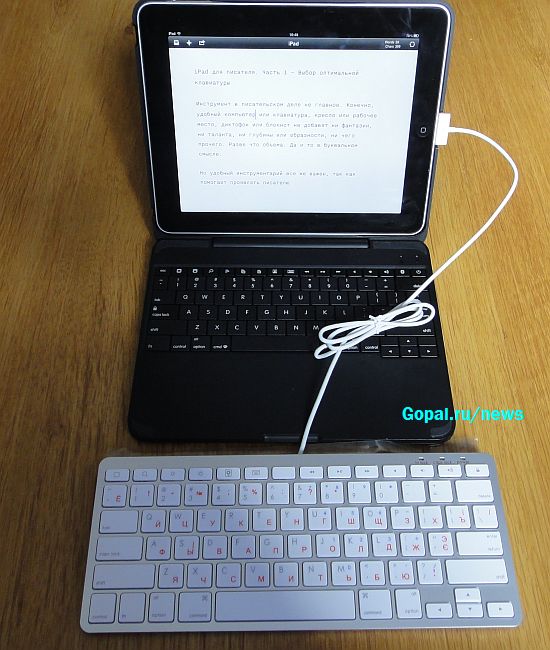 Проводная клавиатура для ipad. Подключена к айпаду, который установлен в чехол ClamCase